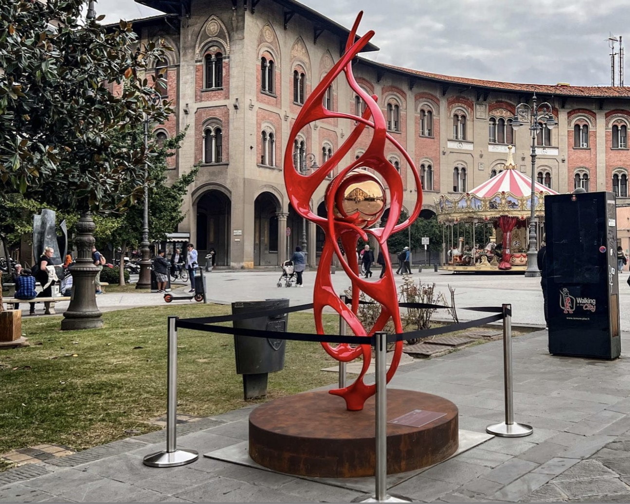 ‘Mizar’ sculpture by Gianfranco Meggiato, evoking the interconnectedness of the cosmos